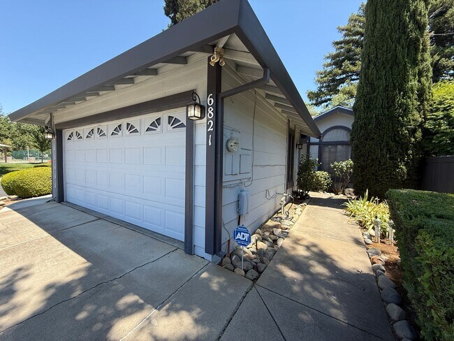 Foto del edificio - Get $400 Off Your 1st Month's Rent