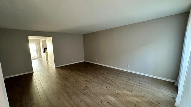 Foto del edificio - 407 Bendwood Dr