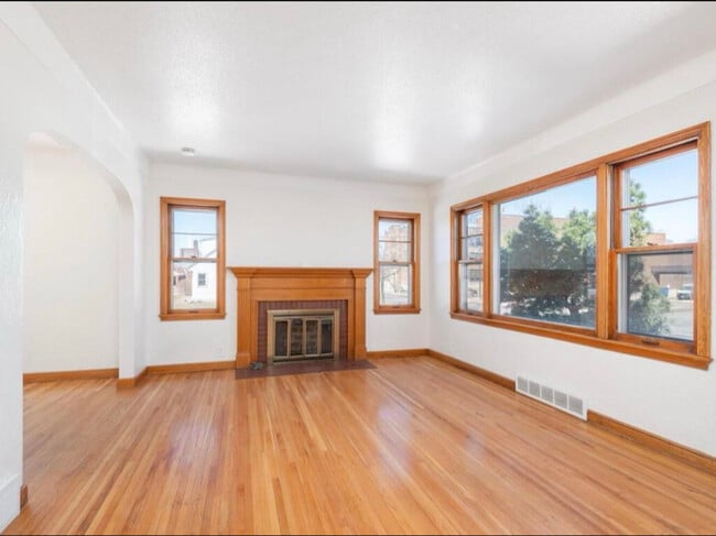 Foto del edificio - 884 Hyacinth Ave E