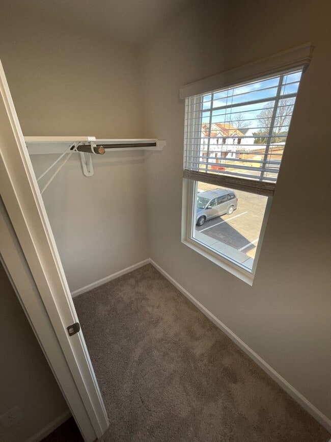 Building Photo - 2 Bedroom 2.5 Bathroom Townhome!