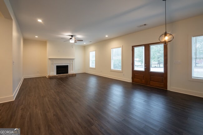 Building Photo - 1000 Bell Cir