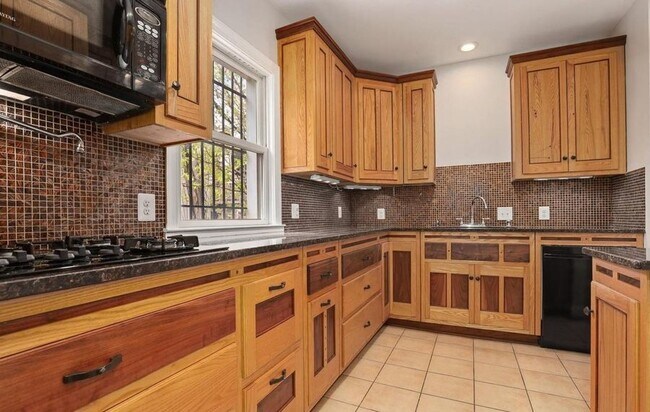 Building Photo - Gorgeous 4-Bed Rowhome with Private Roofto...