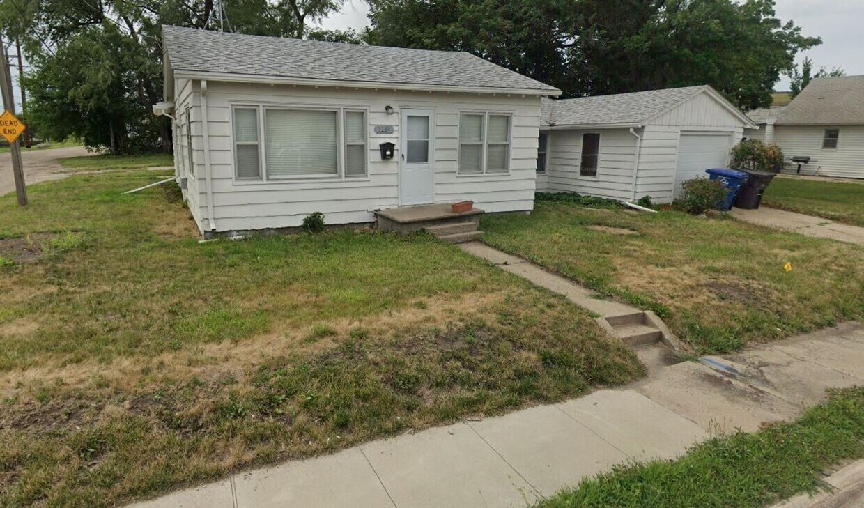 Foto del edificio - 3 Bedroom Home with Huge Detached Garage!