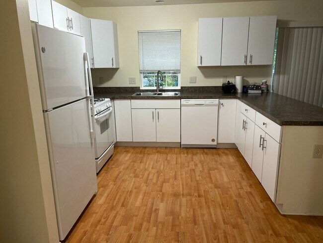 Kitchen - 140 Holly Pines Ct