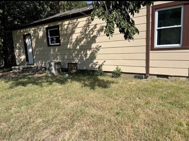 Building Photo - 3 Bedroom Ranch!