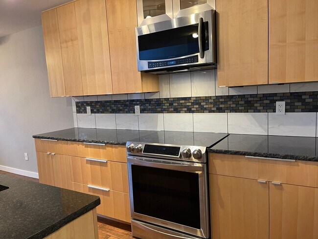 Foto del edificio - Updated Townhome Louisville- Perfect commuting location