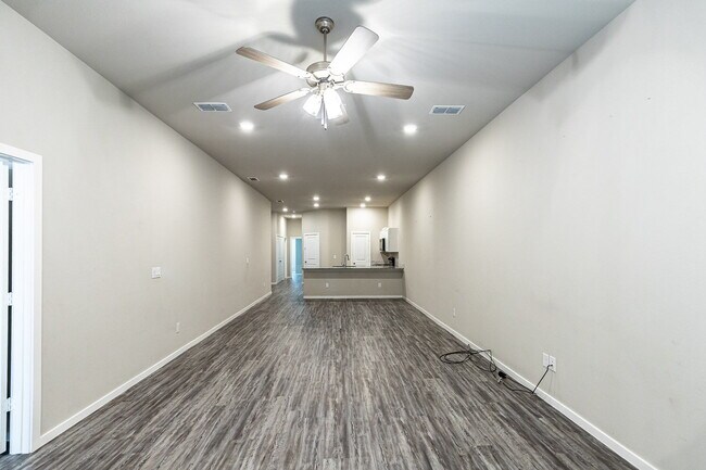 Foto del edificio - Don't like paying LPL? GREAT, this is the perfect place for you!