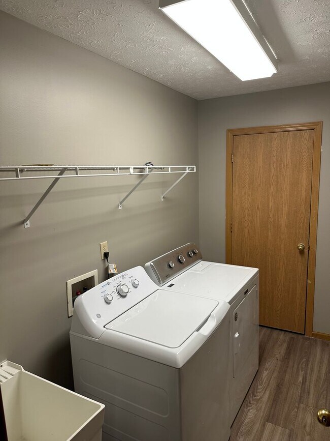 Building Photo - 4 bedroom Townhome