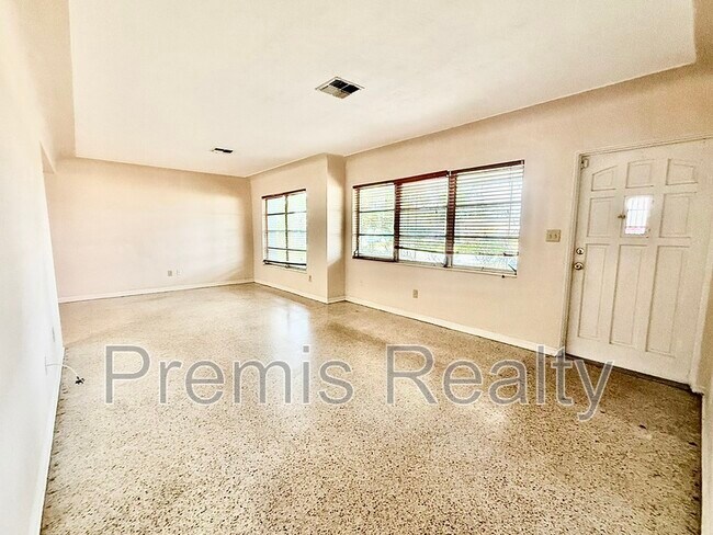 Foto del edificio - 990 62nd Terrace S
