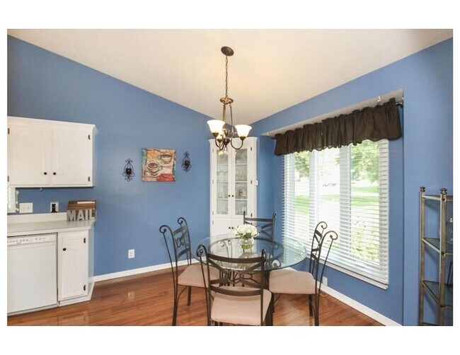 Building Photo - Gorgeous 4 Bed/3 Bath Single Family Home i...