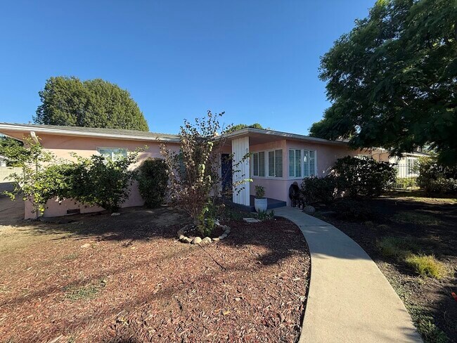 Foto del edificio - 8552 Woodley Ave