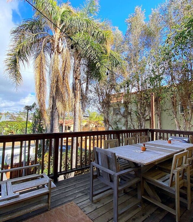 Foto del edificio - Luxe 4-Bedroom, 4-Bath Beach Home in Encin...
