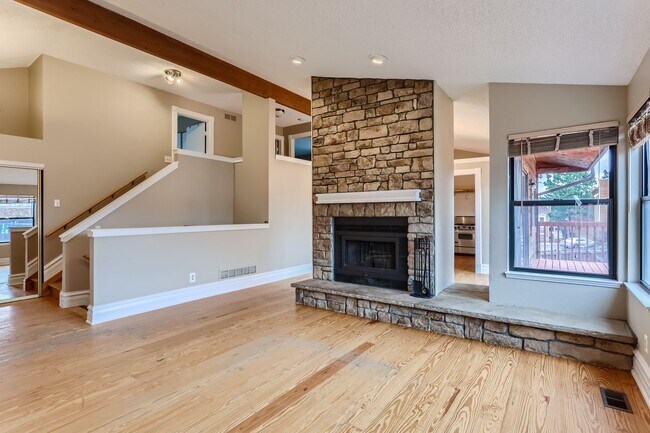 Foto del edificio - 5 bedroom Home in Cherry Creek School District! Great location- low maintenance yard! $500 off 1s...