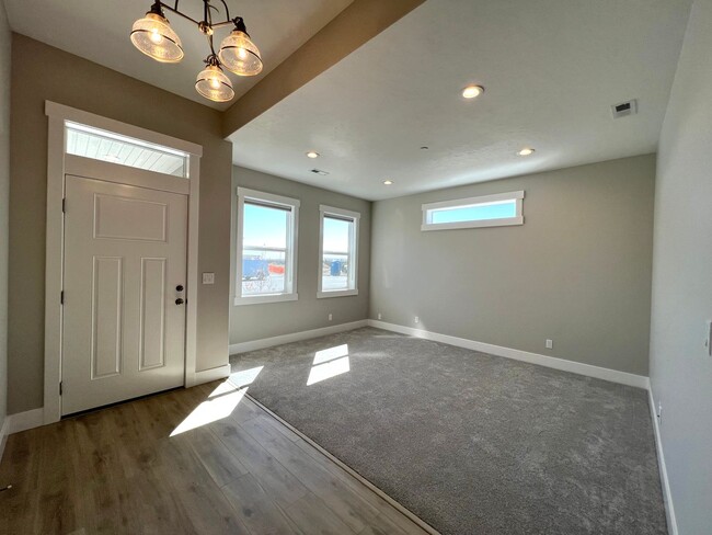 Building Photo - 2609 Sunray Ave