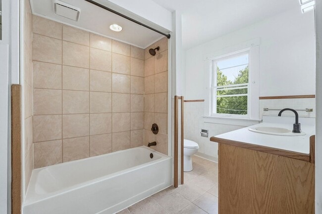 Foto del edificio - NEW 4-Bed Home with Modern Updates & Extra...
