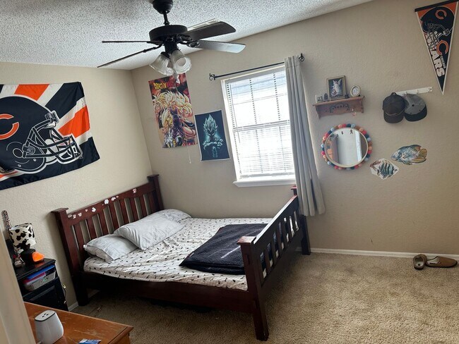 Foto del edificio - 2 Bedroom, 1 Bathroom, Right side of Duplex with fenced-in backyard and 1x Car Garage