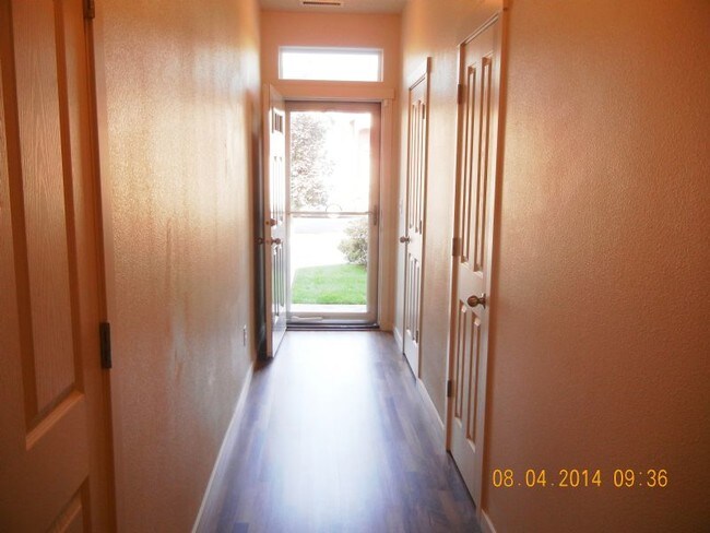 Building Photo - Modern And Convenient Townhouse!
