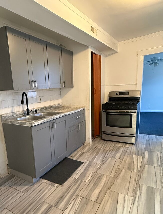 Building Photo - 9727 Dequindre St