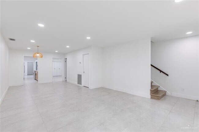 Building Photo - 21 S 5th St