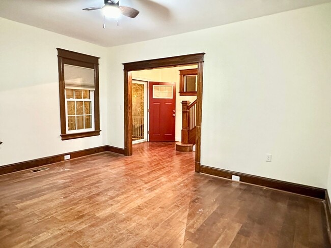 Building Photo - Detached 4 bed 3 bath. Pets Welcome!