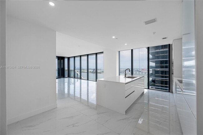 Foto del edificio - 700 NE 24th St