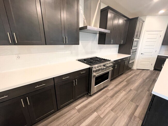 Building Photo - 5 Bedrooms Home in Russell Ranch