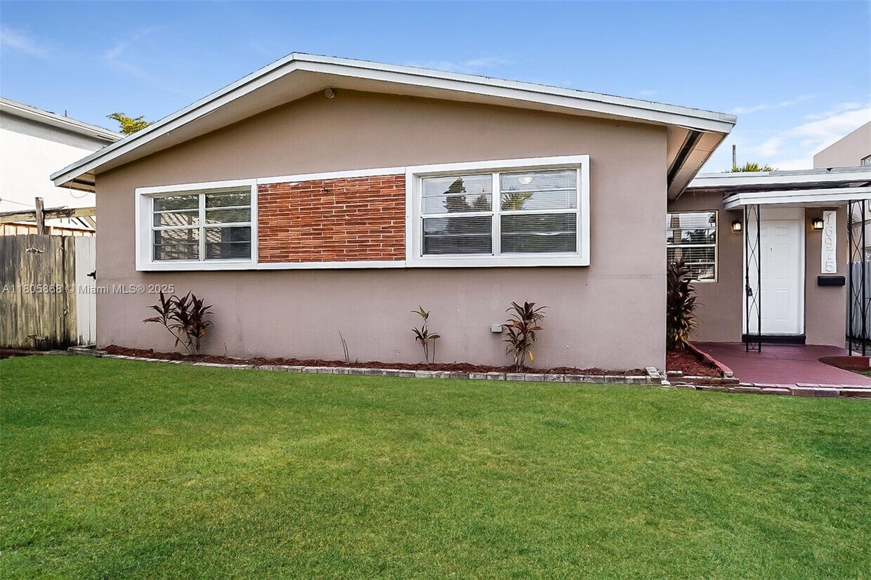 Foto principal - 16975 NE 21st Ave