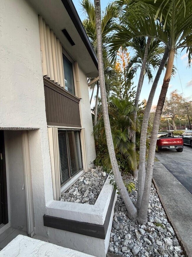 Foto del edificio - 2661 NE 164th St