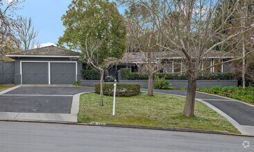 Building Photo - 441 La Mesa Dr