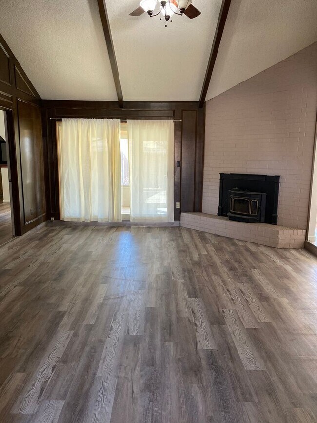Foto del edificio - Eastside Beauty with an updated kitchen and sunroom