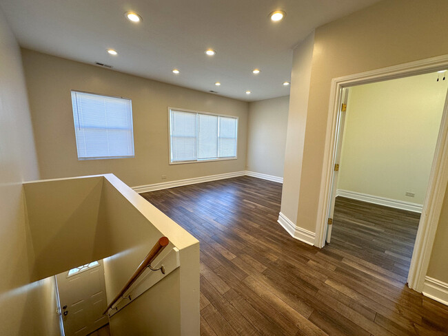 Building Photo - 515 W 40th Pl