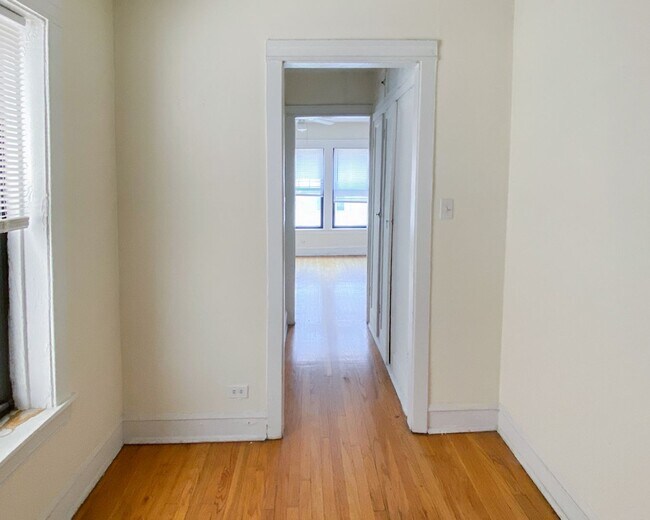 Foto del edificio - 526 W Cornelia Ave