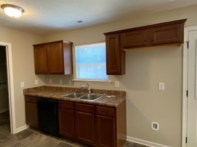 Foto del edificio - New 3 Bedroom 2 bath with 2 Car Garage Home For Rent!