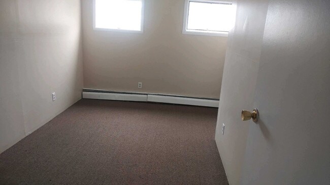 Building Photo - 222 RIVERSIDE 3 BED 1 BATH UPPER APT FOR RENT