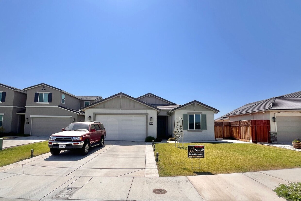 Foto principal - Beautiful 4 Bedroom, 2 Bath Home with Sola...