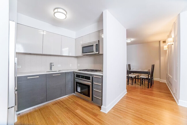 Building Photo - 505 W 47th St