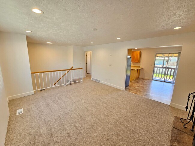 Building Photo - 4 Bd 2 Ba Home & Office in West Jordan