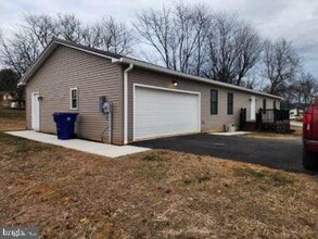 Building Photo - 235 Hickory Ln