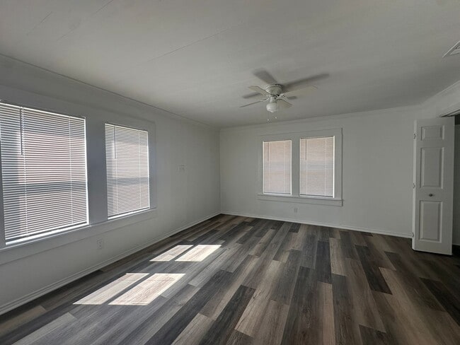 Building Photo - Remodeled 3 Bedroom 1.5 Bathroom Home | Wood Floors | Laundry Connections