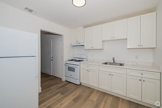 1BR, 1BA - 568SF - Kitchen - Midtown Haven Apartments