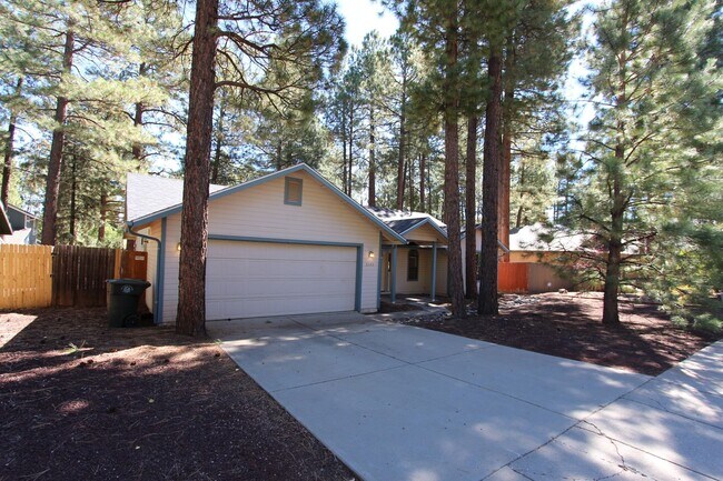 Foto del edificio - Coming in June | University Highlands 3BR Home with Fenced Yard