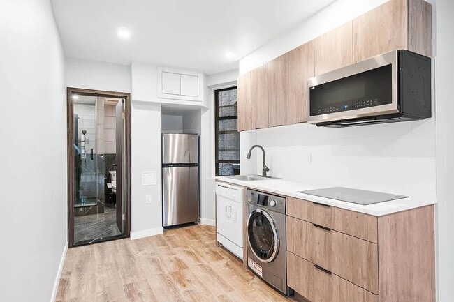 Building Photo - 437 W 46th St