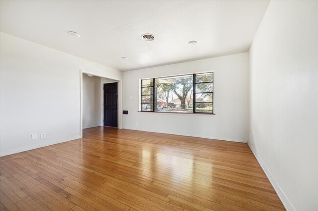 Foto del edificio - 4014 Willow Springs Ln