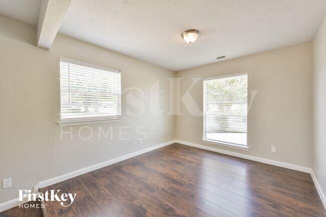 Building Photo - 3603 Canary Dr