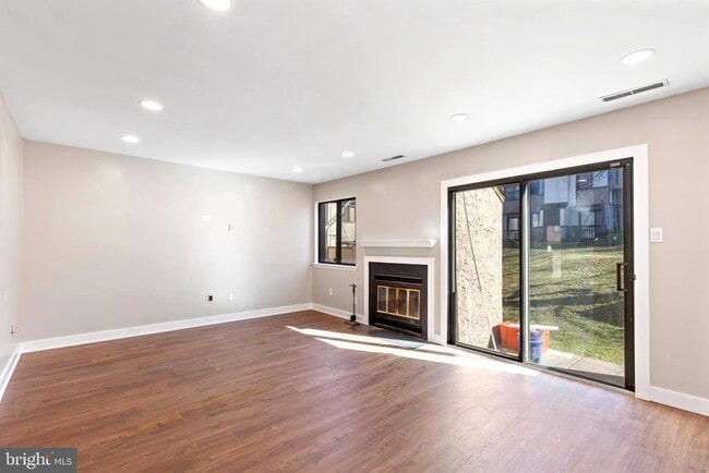Building Photo - 401 Bismark Way