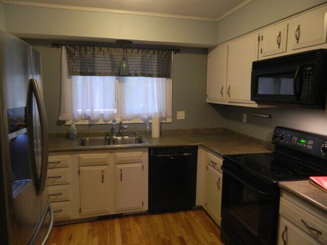 Building Photo - 161 Scarlet Dr