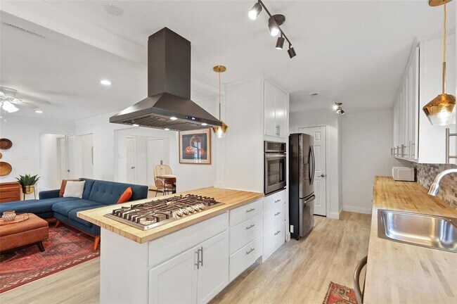 Building Photo - 1210 Wisteria Way