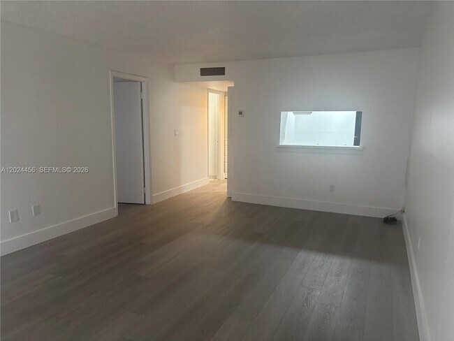 Foto del edificio - 484 NW 165th St