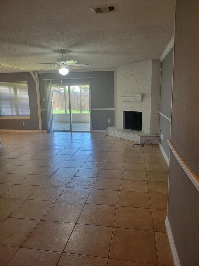 Foto del edificio - Pet Friendly, One Story 3 Bedroom Available!