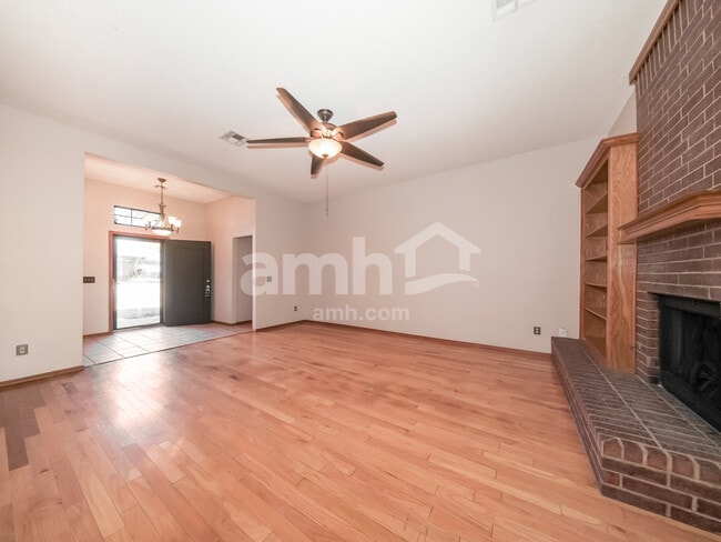 Building Photo - 17313 Valley Crst